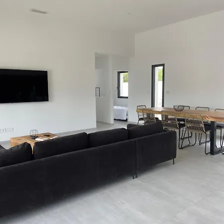 Spacieuse Piscine 350 M De La *